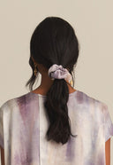 SCRUNCHIE SEDA IMPRESSÃO BOTÂNICA PALHA DE MILHO ROXO